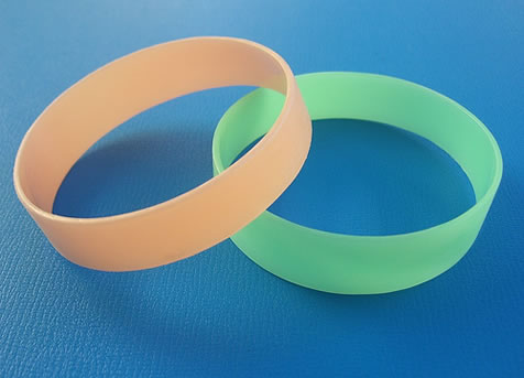 Liana Kabel - Bangles made from plastic cups